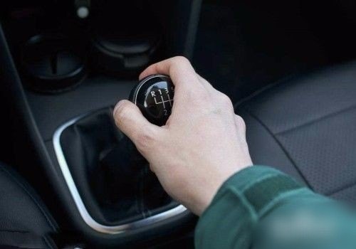 手动档汽车怎样开更省油？