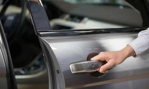 车钥匙锁车里了打不开怎么处理 车钥匙锁车里了打不开怎么处理