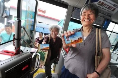 65岁免费乘车怎么办理？