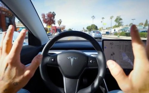 特斯拉手机忘车里会锁车吗？