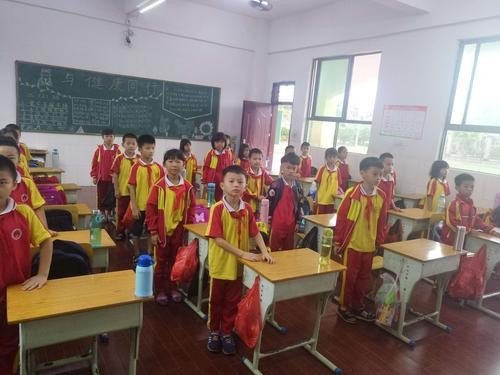 上课说请坐的时候怎么用手势？