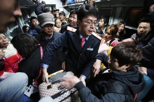 一列旅客列车有多少单位人员? 一列旅客列车有多少单位人员?