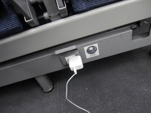 高铁座位下面的充电口