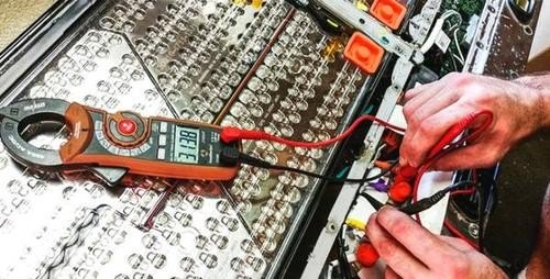 特斯拉显示更换12v电池? 特斯拉显示更换12v电池?