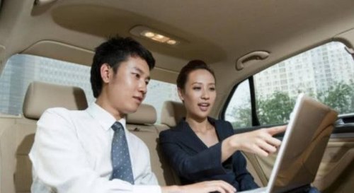 和公婆一起坐车谁坐副驾