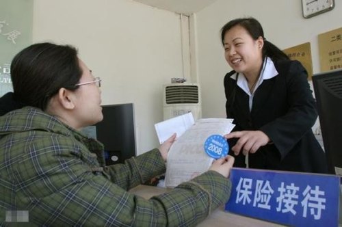 买车险到柜台还是找业务员？