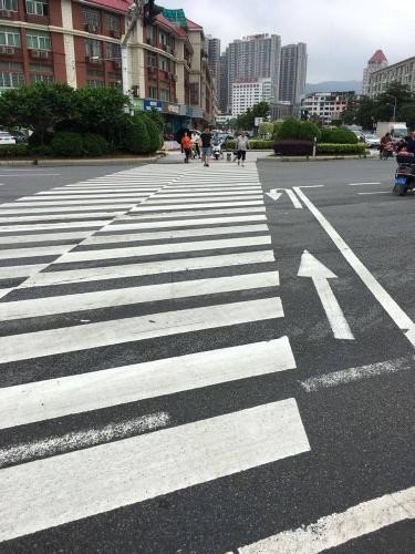 人行斑马线有几道弯线代表什么？