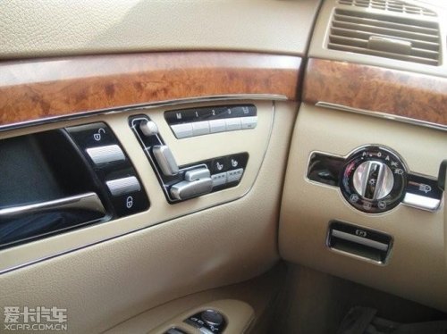 奔驰s350怎么前开机器盖子? 奔驰s350怎么前开机器盖子?