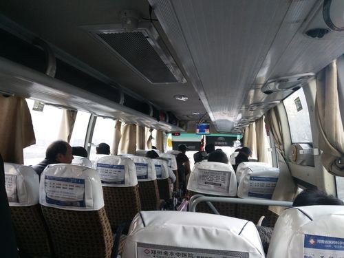 假装自己在大巴车的照片