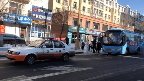 青冈到哈尔滨的客车通了吗？