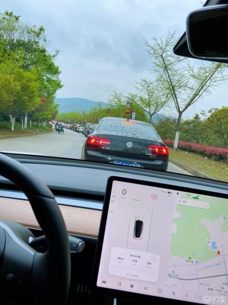 特斯拉model3抬脚会亮刹车灯吗？