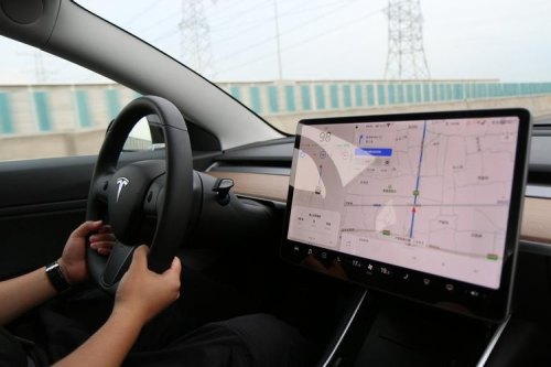 特斯拉model3低配有自动驾驶么？