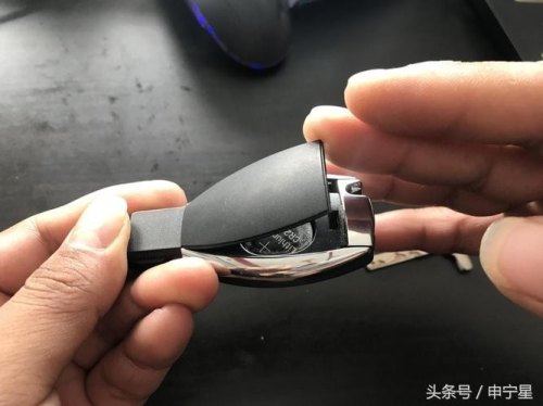 奔驰C级怎么换钥匙电池？