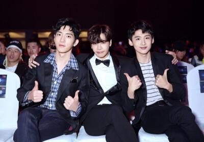 王嘉尔唱歌白敬亭井柏然台下互动