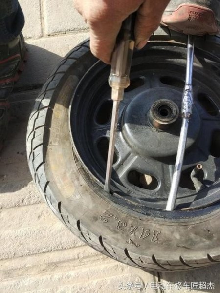 电动车扒胎胎不下槽怎么办？