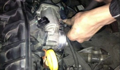 汽车怎么清积碳？