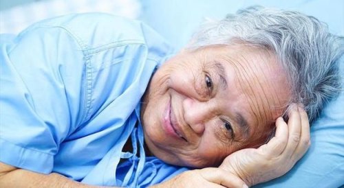 老人突然浑身发抖是怎么回事？