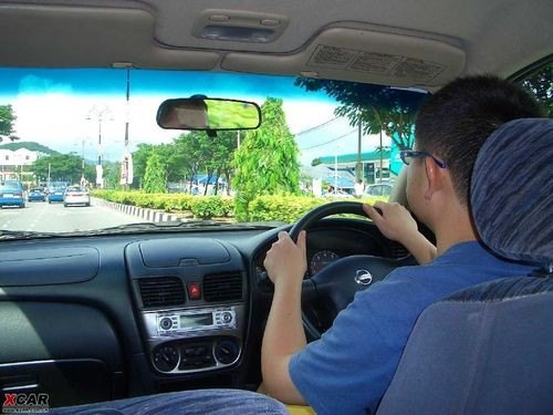 澳洲的车应该是右舵吧? 澳洲的车应该是右舵吧?