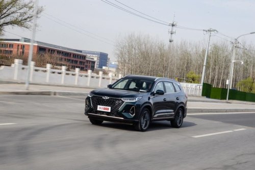 瑞虎8pro前挡风玻璃怎么喷水？