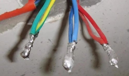 两根软铜线怎样并线接入插座? 两根软铜线怎样并线接入插座?