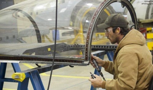 战斗机座舱盖都是玻璃，夏天是不是很热。有制冷空调吗？