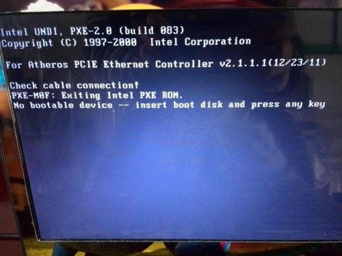 电脑开机时屏幕上出现多个竖着排列的H字母，然后一直停在那里，无法开机？