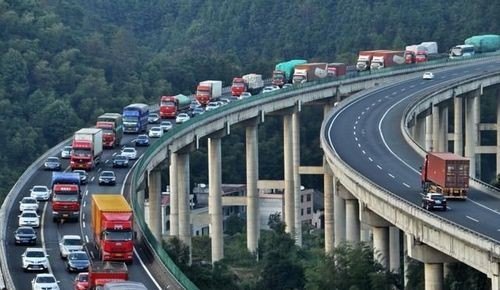 高速堵车安全距离多少合适？